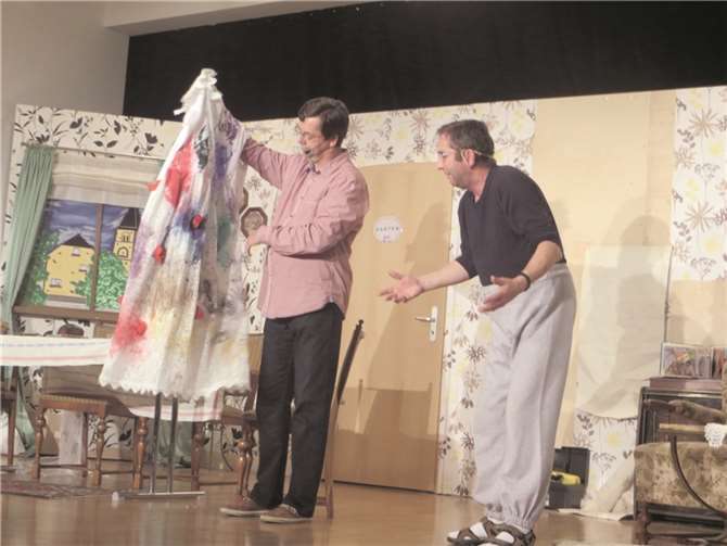 Dieses Kleid kann wohl nicht mehr als Hochzeitskleid verwendet werden.