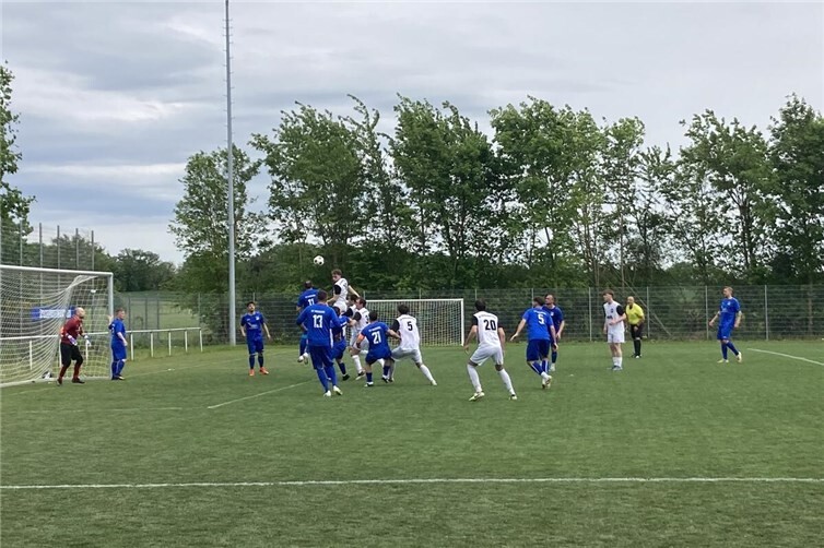 Dieses Kopfballduell konnte Julian Gypser für sich entscheiden.