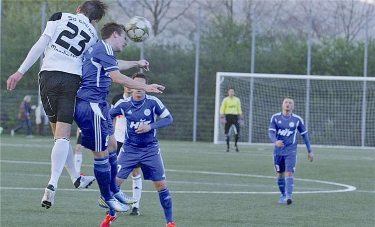 Dieses Kopfballduell wurde vom Andernacher Spieler gewonnen. -WAMFO.DE-