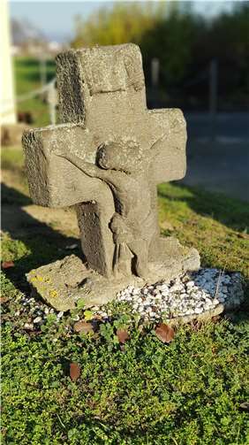 Dieses Kreuz aus Stein lädt zum Innehalten ein. 
