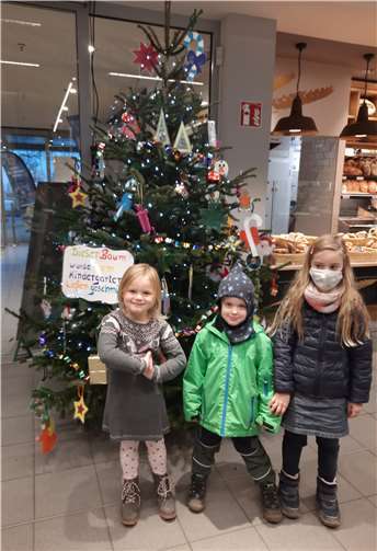 Dieses Mal durften nur Kinder aus zwei Haushalten beim Schmücken helfen.