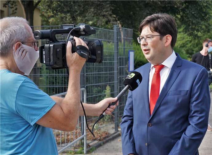 Dieses Mal keine Fürsprecher und Demonstranten, dafür zahlreiche Medien. Michael Mang gibt sein letztes Interview als Bürgermeister.