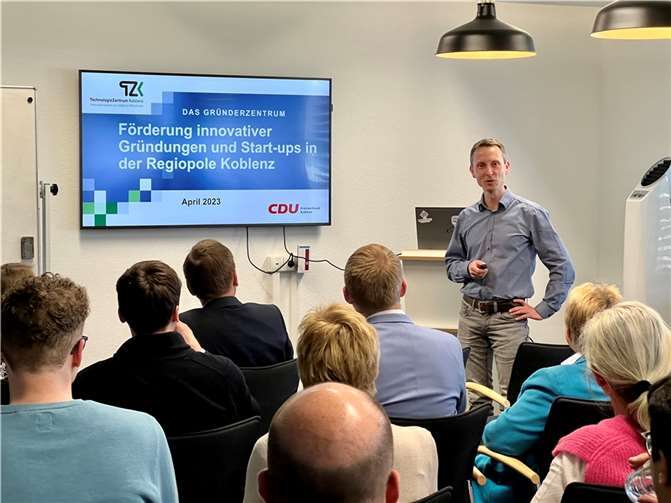 Dieses Mal stand den Gästen der Geschäftsführer des „TechnologieZentrum Koblenz“ (TZK) Jan Hagge Rede und Antwort. Foto: Sebastian Gratzfeld / CDU Koblenz