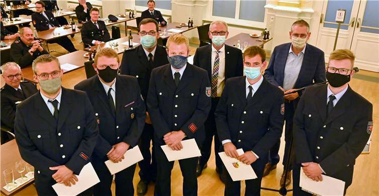 Dieses Mal traf man sich in kleinerem Rahmen. Dabei waren auch (hintere Reihe von links) Stadtwehrleiter Marcus Mandt, Bürgermeister Guido Orthen und Erster Beigeordneter Diewald. (vordere Reihe von links) Daniel Schopp, Timo Boden, Antoine Fischer, Bernd Gieraths und Tobias Gies.