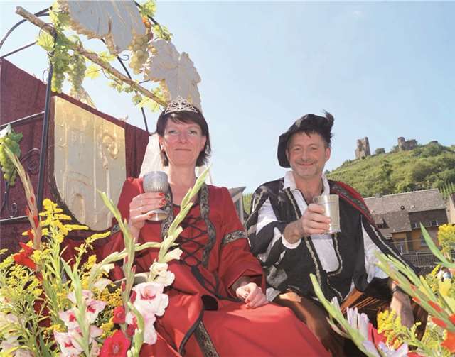 Dieses Paar wohnt sonst standesgemäß auf Burg Coraidelstein.