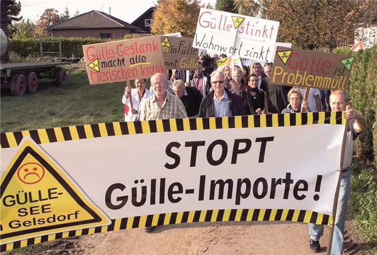 Dieses Plakat mit der Aufschrift „Stoppt Gülle-Import!“, das die Bürgerinitiative bei ihrer Demonstration im Oktober in Gelsdorf vor sich her trug, wurde jetzt von einem Grundstück in Vettelhoven entwendet. JOST