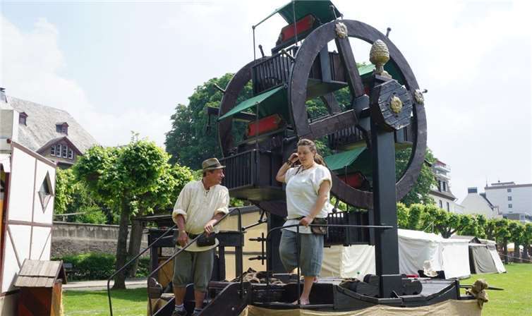 Dieses Riesenrad für Kinder wurde von Hand angekurbelt.