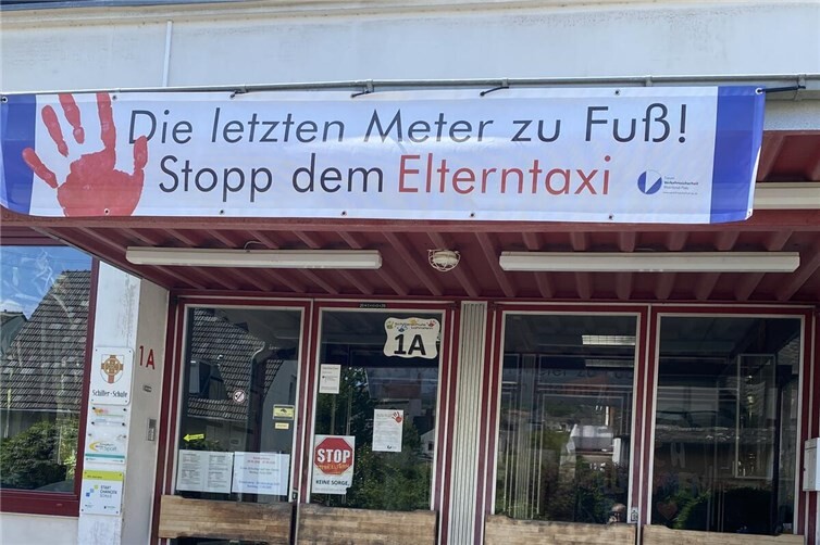 Dieses Transparent hängt über dem Eingang der Schule.