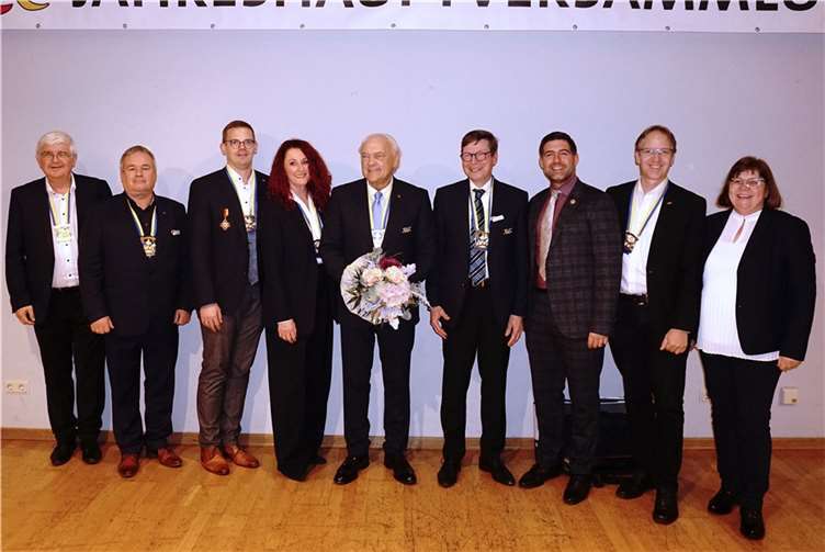 Dieses Vorstands-Team führt in den nächsten 4 Jahren die Geschicke der RKK (v.l.n.r.): Helmut Hohl, Dirk Fetting, André Piwonka, Britta Frede, RKK-Präsident Hans Mayer, Willi Baukhage, Daniel Marx, Horst Hohn und Renate Brauneck. Fotos: Rheinische Karnevals-Korporationen e.V. (RKK)