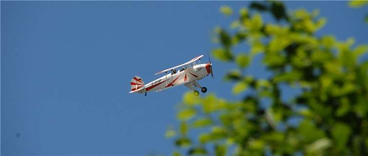 Diesmal gab’s keine Bruchlandung: In einer Konzertpause drehte dieser Doppeldecker – wie vor 100 Jahren – seine Runden über Montabaur. Fotos: KER