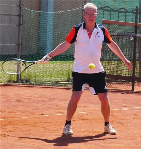 Diesmal ließ Heinz-Gerd Schneider im Champions Tie Break gegen seinen Gegner nichts anbrennen. Nach 4:6 , 6:2 und 10:2 setzte er sich klar durch!  Foto: Dietrich Rockenfeller:
