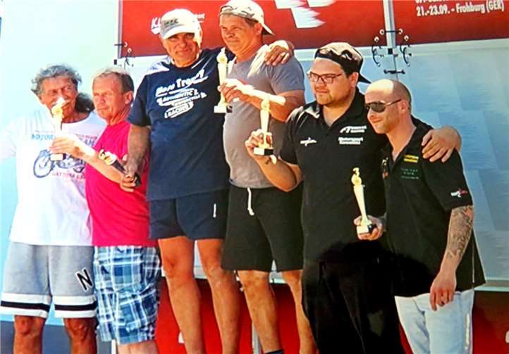 Diesmal stand erstmals die junge Generation des Racing-Teams Kowalski (Sandro Kowalski und Marcel Kaiser, rechts im Bild) auf dem „Treppchen“.