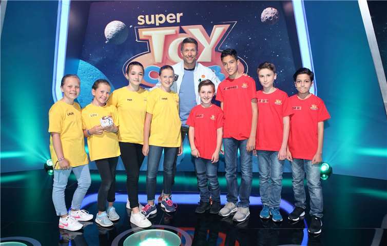 Diesmal treten „Die verrückten Hühner“ (l.) aus Wachtberg gegen die „Dragonboys“ (r.) aus Hürth an. Wer wird das Rennen um das heiß ersehnte „Super Toy Race“ machen? Foto: SUPER RTL/Frank Hempel