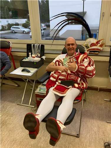 Diesmal verteilte der Prinz nicht nur Orden und Prinzennädelchen, sondern bot auch seinen kostbaren Lebenssaft an.  Foto: DRK Linz am Rhein