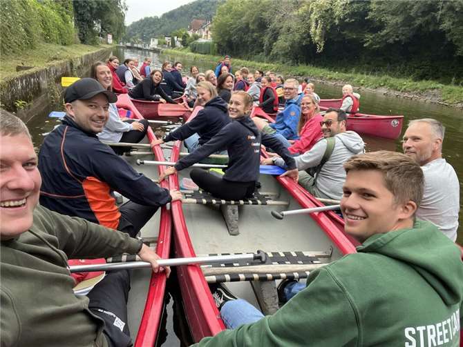 Vereinsausflug der Rudergesellschaft wird zur Tradition  Diesmal wurden die Kanus in Fachbach mit fast vierzig Ruderern, ihren Familien und Freunden besetzt und zu Wasser gelassen. Foto: privat