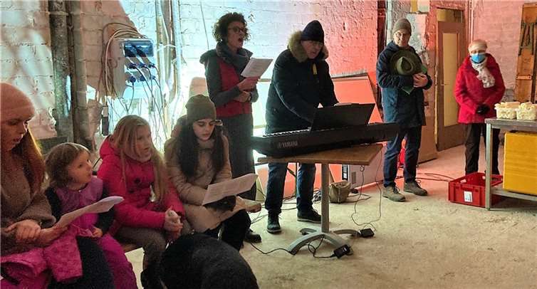Diesmal wurden im Kapellchen und anschließend im noch baustellengleichen Café Degen weihnachtliche Akzente gesetzt.  Foto: privat