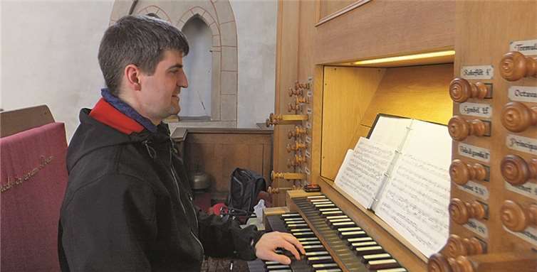 Diesmal zeigte der sympathische Organist Lukas Stollhof aus Oberwesel an der alten Stumm-Orgel sein großes Können. privat