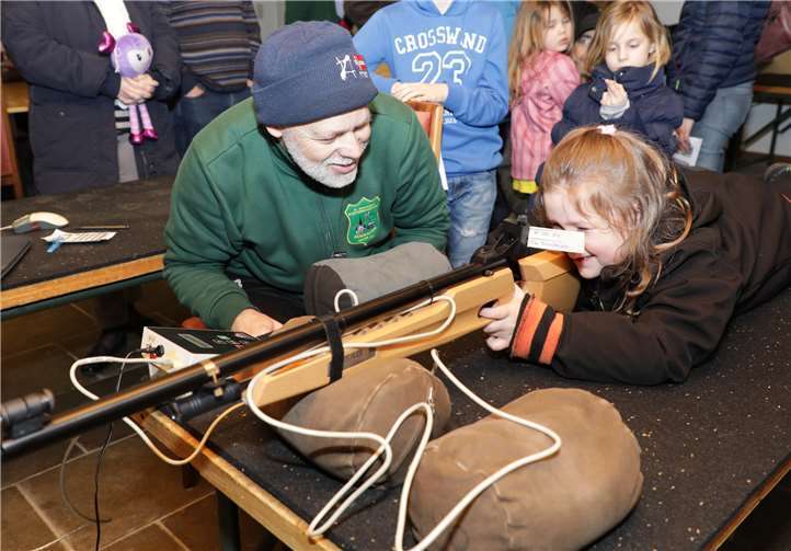 Dieter Bachem unterstützte die sechsjährige Anastasia Striefler bei ihren ersten Zielversuchen an der Lichtpunktanlage.  CEW