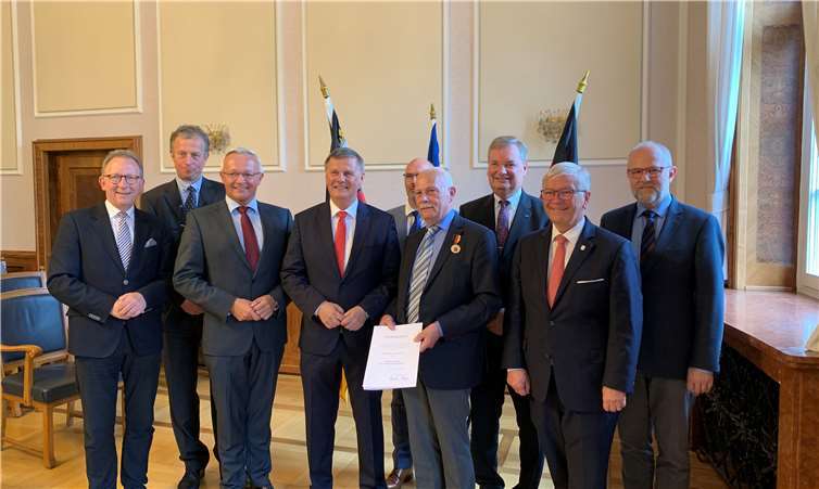 Dieter Borgolte aus Unkel (4.v.r.) erhielt im Beisein von MdB Erwin Rüddel,Landrat Achim Hallerbach, Unkels Verbandsgemeindebürgermeister Karsten Fehr, Bürgermeister Gerhard Hausen und weiteren Vertretern aus den Kommunen und betroffenen Institutionen die Verdienstmedaille des Landes Rheinland-Pfalz.