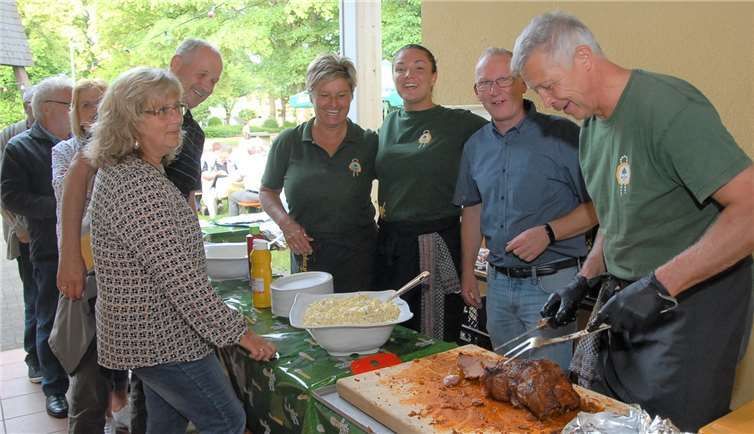 Dieter Born von der gleichnamigen Landmetzgerei in Steimel und seine Frau Dani und Tochter Jolihatten 80 Kilogramm Spießbraten vorbereitet, der allen sehr gut schmeckte. VVV-Vorsitzender Volker Nelles (2.v.r.) freute sich über die Unterstützung der Ortsgemeinde und der Dorfjugend bei dem Fest.
