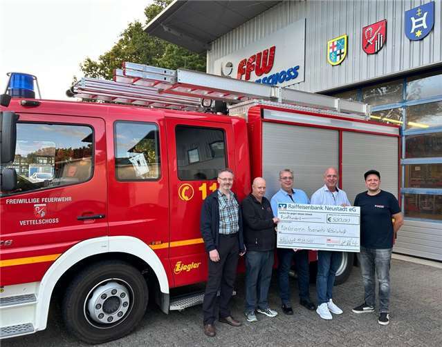 Dieter Buchholz (Förderverein FF Vettelschoß), Ulrich Thiel (Vors. Förderverein FF Vettelschoß), Thassilo Falkenau (2.Vors.ISR), Martin Buchholz (1.Vors.ISR), André Momm (stellv. Wehrführer FF Vettelschoß).  Foto: Sascha Pomp