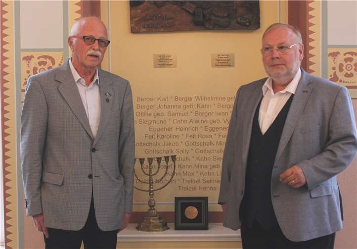 Dieter Burgard besuchte die ehemalige Synagoge Niederzissen  Dieter Burgard zu Besuch in Niederzissen, hier mit Richard Keuler. Foto: privat