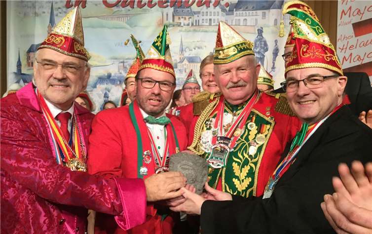 Dieter Daheim (2.v.r) aus Mayen ist Kreiswackesträger 2018,hier mit (v.l.) RKK-Präsident Hans Mayer, Mayens OB Wolfang Treis und Landrat Dr. Alexander Saftig.