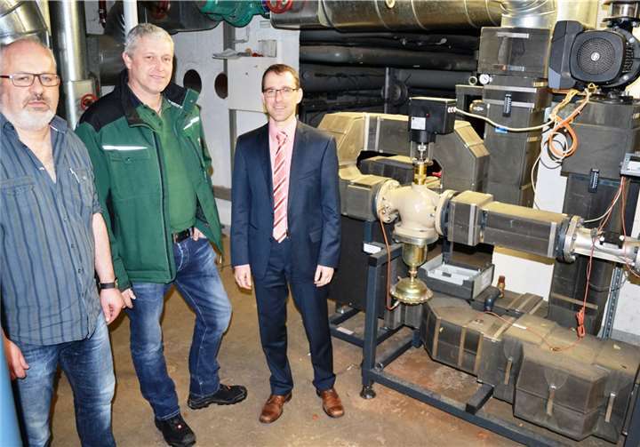 Dieter Dehren, Technischer Leiter, Kurt Horst, Energiewirt und Markus Wagener, Direktor der Einrichtung (v.l.)zeigen die Übergabestation im Heizungsraum der Einrichtung St. Martin.privat