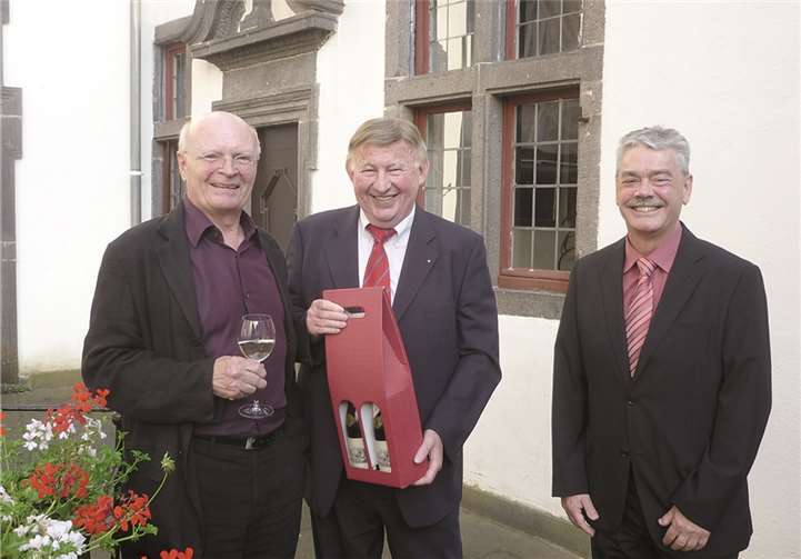 Dieter Dierkes überreichte Ulrich von Bock am Ende der Lesung im Schlosshof zwei Flaschen Spätburgunder Ahr Rotweines der Edition „Schloss Bürresheim“. Mit ihm freute sich auch der erschienene Vertreter der Volksbank Rhein-Ahr-Eifel. Der frühere Amtsgerichtsdirektor in Mayen, Kulturfreund Dieter Dierkes bedankte sich schließlich auch bei den zwei Sponsoren der Veranstaltungsreihe, der Kreissparkasse Mayen und der Volksbank Rhein-Ahr-Eifel.  Privat