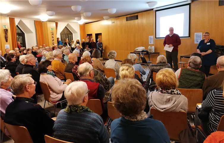 Dieter Engels begrüßte Brigitta Lengsholz im Namen der Hospizgruppe. Fotos: privat