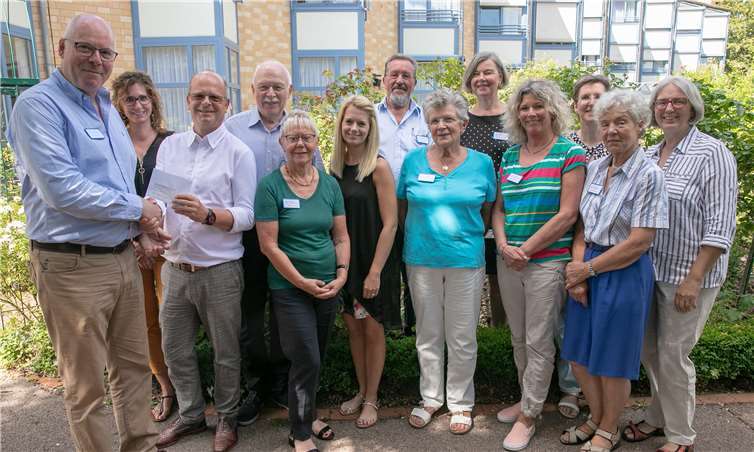 Dieter Engels (links), der zweite Vorsitzende der Ökumenischen Hospizgruppe Voreifel, nahm eine Spende von 3515 Euro von „BLICK aktuell“-Verleger Hermann Krupp (Dritter von links) entgegen, der von Prokuristin Susanne Tack (Sechste von links) und Marketingexpertin Maria Sesterheim (Zweite von links) begleitet wurde. Mit Engels freuen sich auch die Vorstandsmitglieder und ehrenamtlichen Trauerbegleiter der Hospizgruppe über die Spende.Foto:JOST