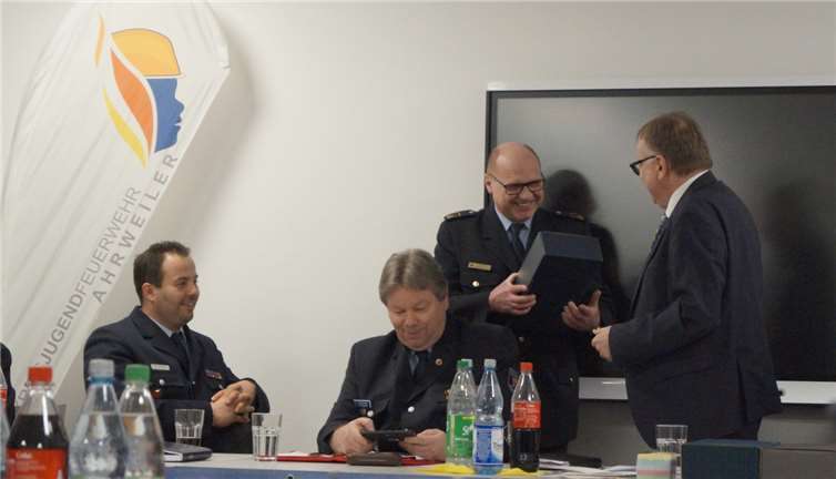 Dieter Ferres wird von Landrat Dr. Pföhler geehrt. Das Foto entstand vor Corona. Foto: Kreisjugendfeuerwehr Ahrweiler OM/YM