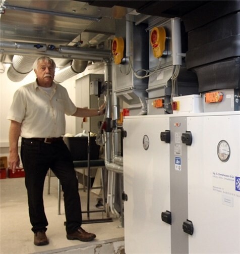 Dieter Görg vor der neuen Heizung.Foto: privat