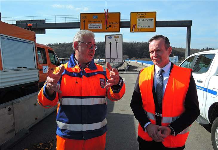 Dieter Gras spricht mit Minister Wissing (re.)über den „täglichen Wahnsinn“ in Baustellenbereichen.