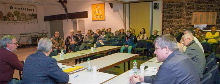 Dieter Günter Dettke (links), der Abteilungsleiter Kreisstraßenneubau des Rhein-Sieg-Kreises, berichtet im Gimmersdorfer Dorfsaal über den Stand der Dinge und ging auch auf Fragen der Bürger ein.JOST