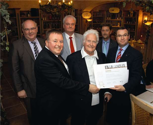 Dieter Gunst wurde die Ehrenurkunde des des CDU-Bundes- und Landesverbandes überreicht.Privat