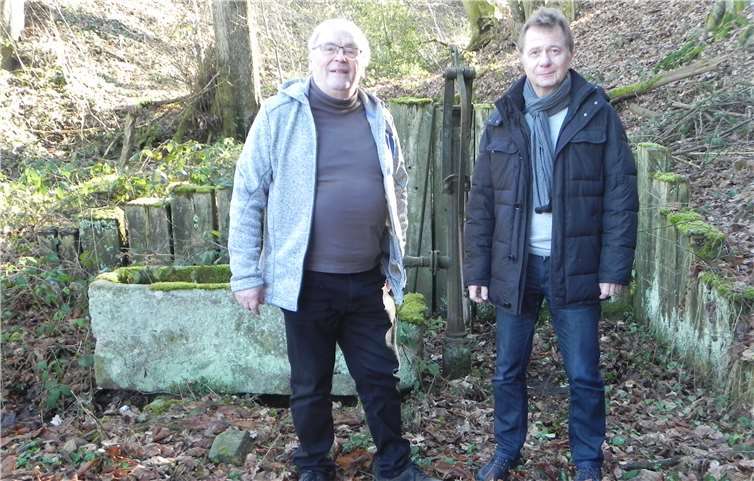 Dieter Heuser (links) und Dirk Stamm sehen in der Sanierung des „Bur“ einen Gewinn für das Faulbacher Ortsbild. Fotos: CDU Hilgert-Kammerforst