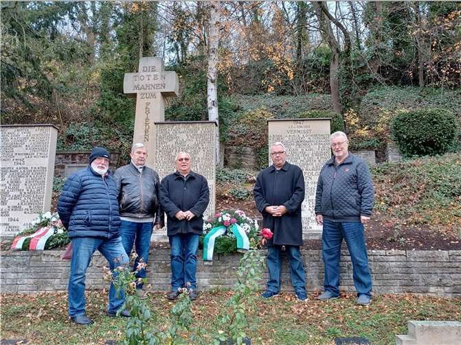 Dieter Himmighofen, Willi Schweickert, Norbert Messemer, Klemens Breitenbach und Herbert Wolf nach der Kranzniederlegung. Foto: Susanne Schelble