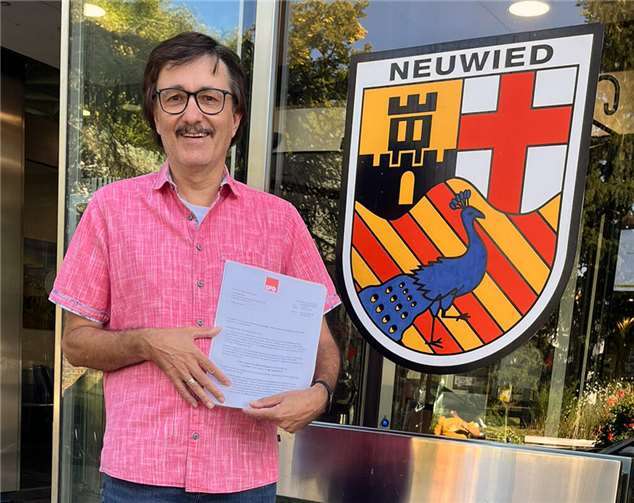 Dieter Hünerfeld übergibt vor der Stadtverwaltung Neuwied die gesammelten Unterschriften gegen die geplante Parkraumbewirtschaftung.Foto: Michael Mang 