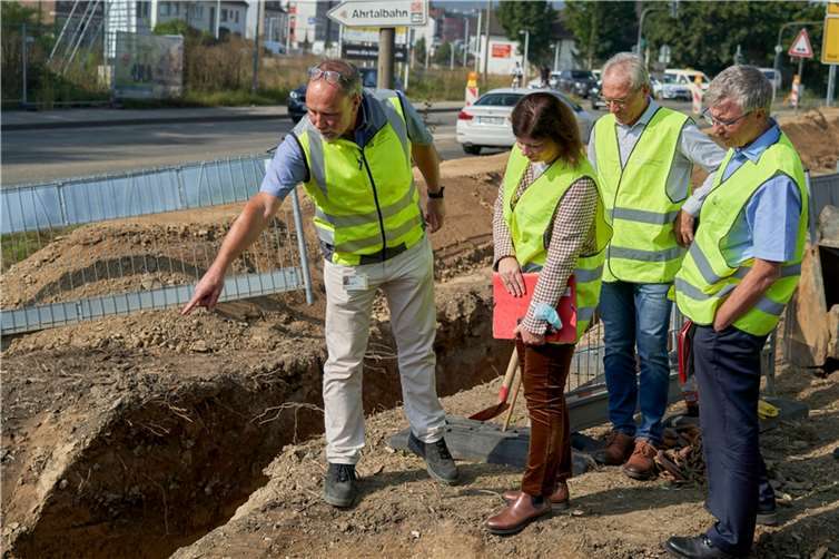 Dieter Klein-Ventur von der enm (von links) erläutert Staatssekretärin Nicole Steingaß, evm-Vorstandschef Josef Rönz und Staatssekretär Dr. Erwin Manz die Arbeiten an der Hochdruckleitung.Foto: Sascha Ditscher/evm