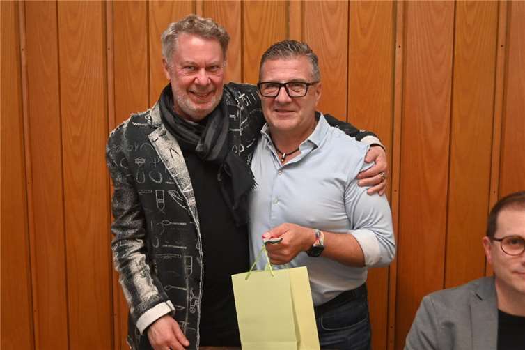 Satzungsänderung eröffnet neue Perspektiven Dieter Klein (links) wurde von Jürgen Nett verabschiedet.