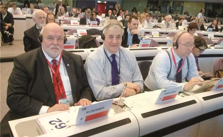 Dieter Klöckner, MdL, mit seinem sozialdemokratischen AdR-Kollegen Maciej Kobylinski (Polen) und Henk Kool (Niederlande) bei der Plenarsitzung in Brüssel.  Privat