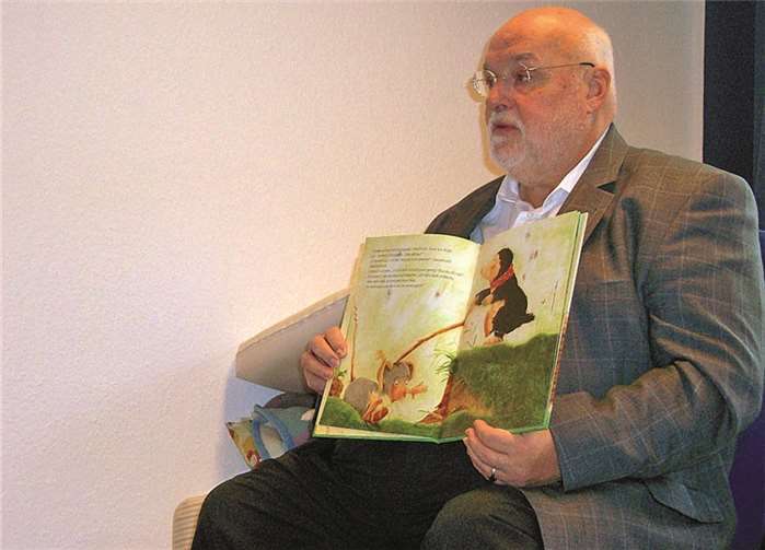 Dieter Klöckner, SPD Landtag, las den Kindern vor.