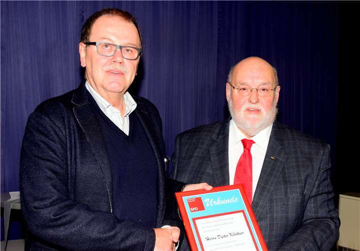 Dieter Klöckner (re.) wurde von Wolfgang Heitmann zum Ehrenvorsitzenden des SPD Ortsvereins Vallendar ernannt.
