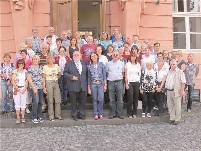 Dieter Klöckner (vorne, 5. v. l.) freute sich, die Mitglieder des TV Urmitz begrüßen zu können, und dankte ihnen für ihr Engagement um den integrativen Sport. privat