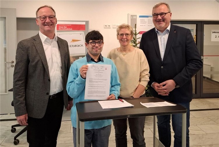 Dieter Knopp (Agentur für Arbeit, Geschäftsführer operativ), Eric Seifert, Dagmar Theis (Leitung Viweca), Achim Gutwald (Geschäftsführer der Caritas Werkstätten) Foto: Suzana Ebert
