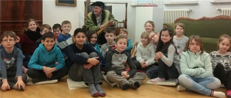 Dieter Kühnreich mit gebannten Zuhörern.Privat