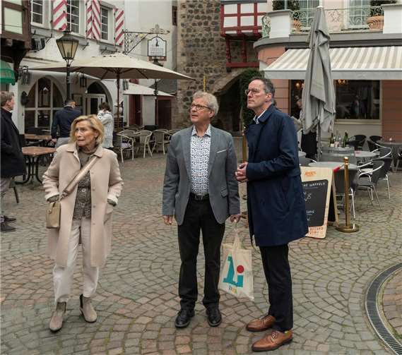 Dieter Lehmann (SPD, Mitte) setzt sich für eine sinnvolle Nutzung des Rheintors ein. Mit ihm im Bild: Geza Stuip (links) und Michael Ebling (rechts).Foto: Heinz-Werner Lamberz