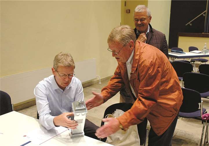 Dieter Lehmann (l.) mit dem Modell des Marktbrunnens/Castenholtz-Brunnens, handgefertigt von Herwie Rechmann (Mitte) nach Originalzeichnungen aus dem Linzer Archiv, dahinter Dr. Hartmut Froesch.privat