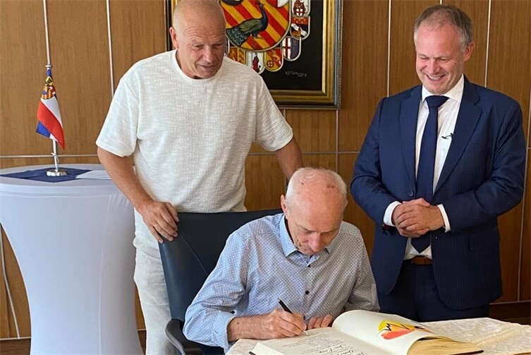 Dieter Lösch, Friedhelm Adorf und OB Jan Einig beim Eintrag in das Goldene Buch der Stadt Neuwied.